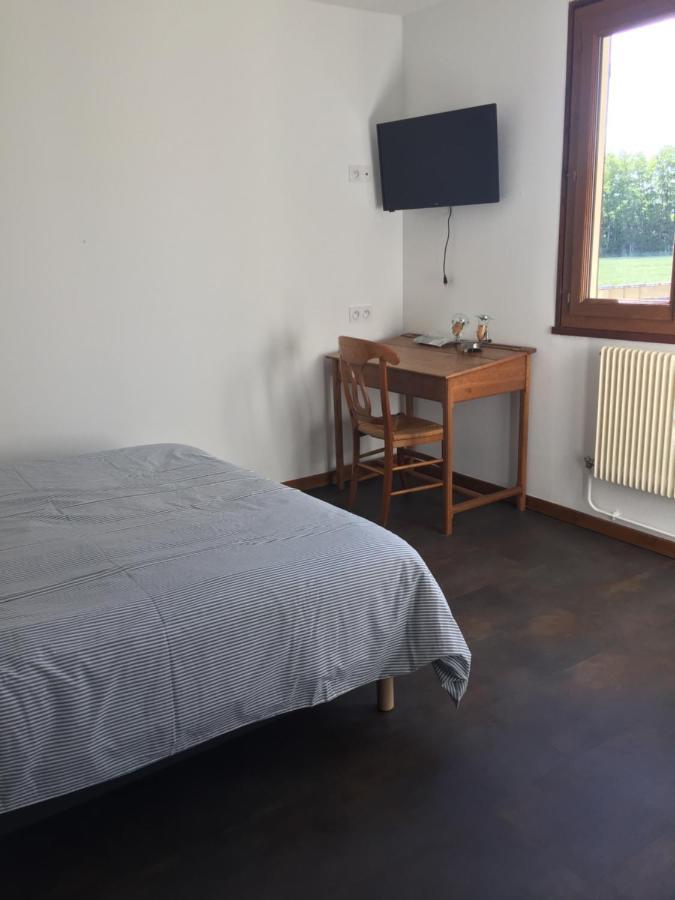 Sous La Tour Bed & Breakfast Agencourt Екстериор снимка
