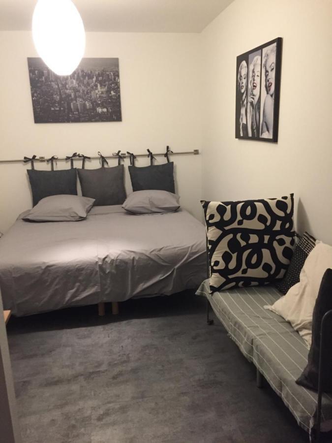 Sous La Tour Bed & Breakfast Agencourt Екстериор снимка