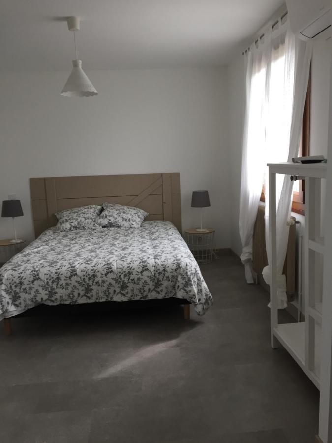 Sous La Tour Bed & Breakfast Agencourt Екстериор снимка
