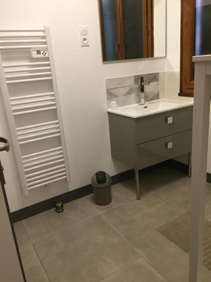 Sous La Tour Bed & Breakfast Agencourt Екстериор снимка