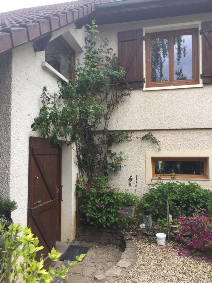 Sous La Tour Bed & Breakfast Agencourt Екстериор снимка